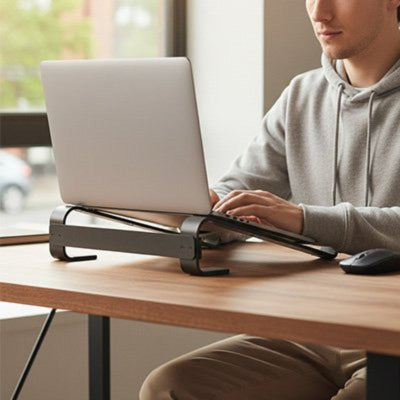 Support PC ConfortFlex petit noir avec homme travaille